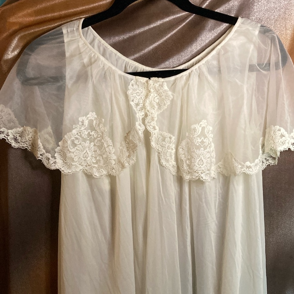 Vintage 50’s a-line sheer robe with lace overlay sleeve. Vanity fair. Med? 410